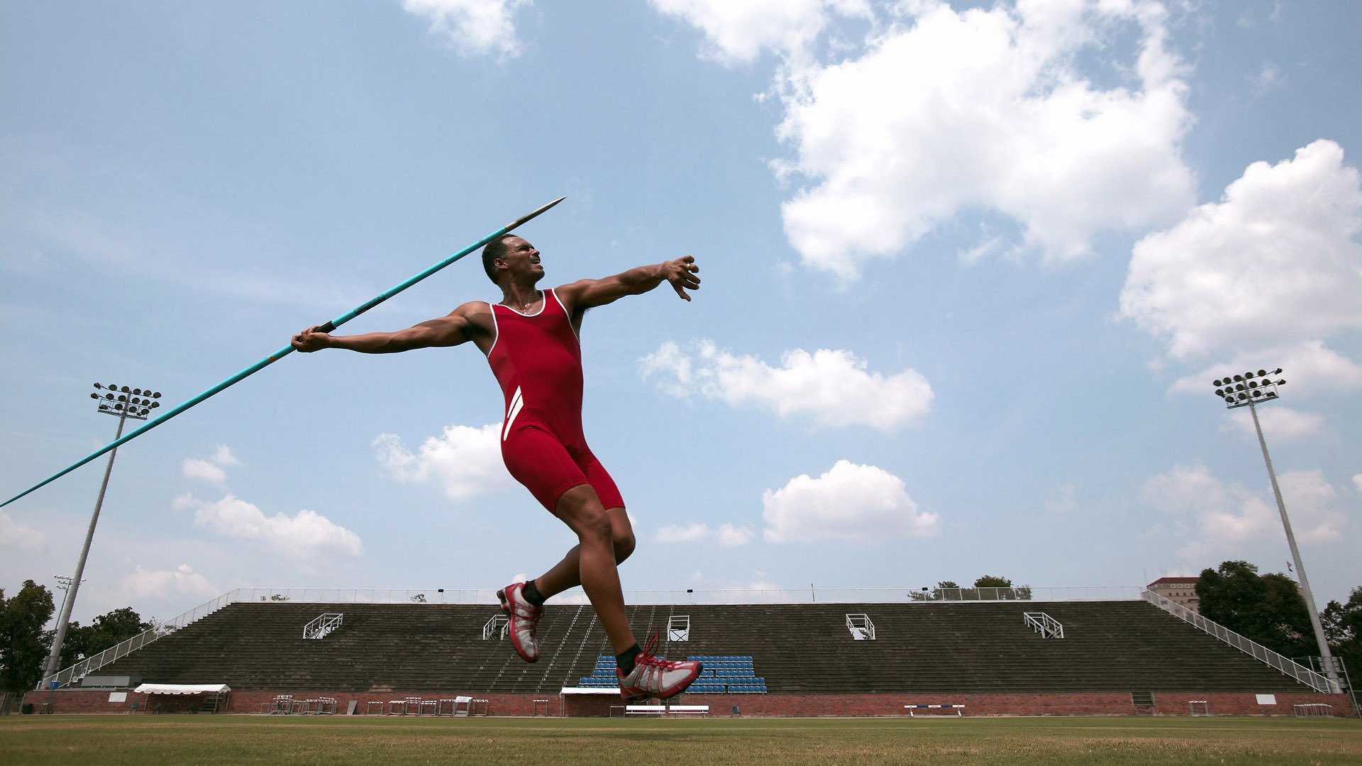 隆戈的冲击力让全黑队进攻节奏变得难以预测，隆的vskill
